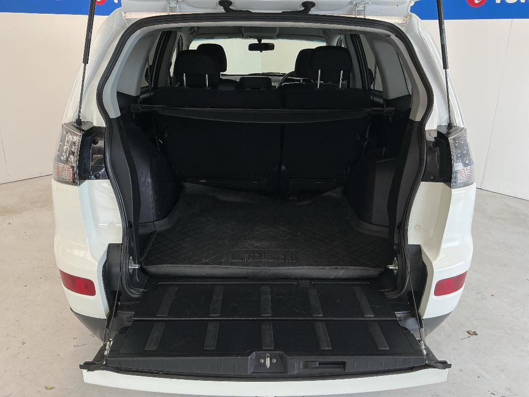 Photo '14' of Mitsubishi Outlander