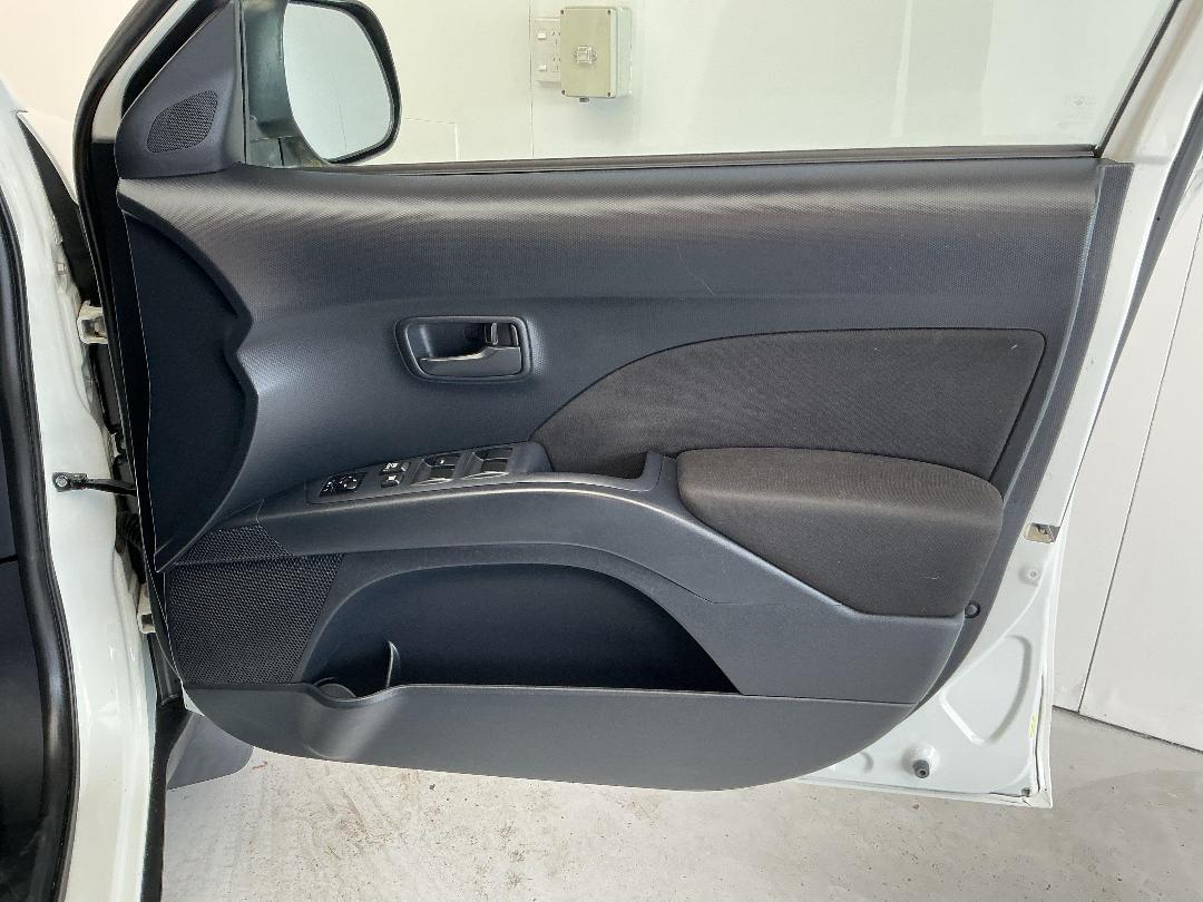 Photo '15' of Mitsubishi Outlander