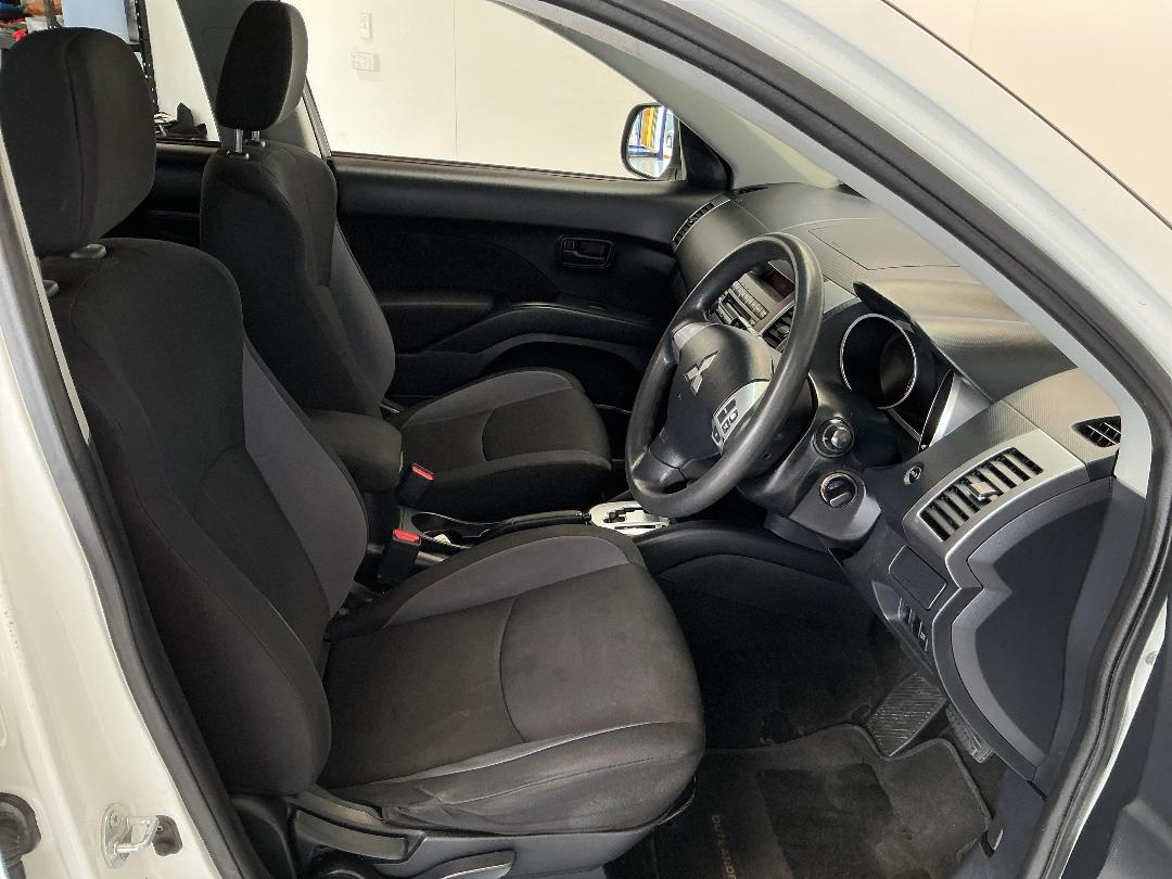 Photo '16' of Mitsubishi Outlander