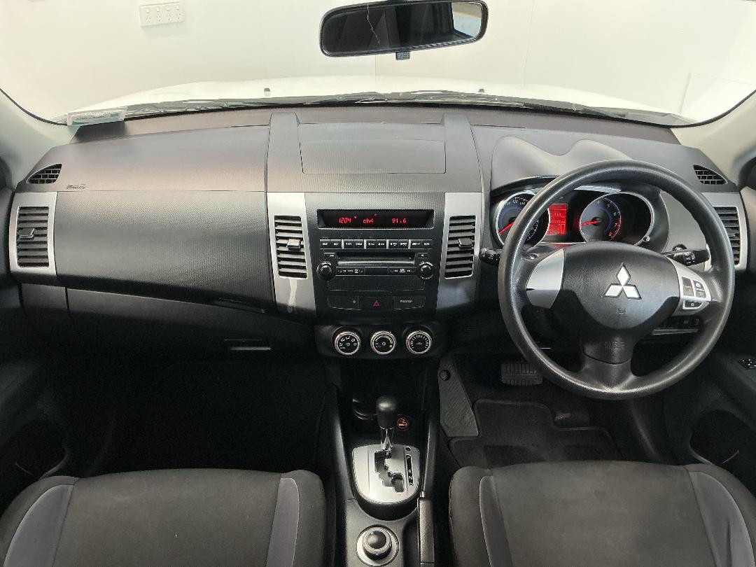 Photo '17' of Mitsubishi Outlander