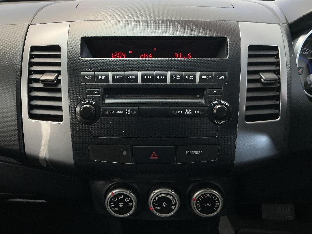 Photo '18' of Mitsubishi Outlander