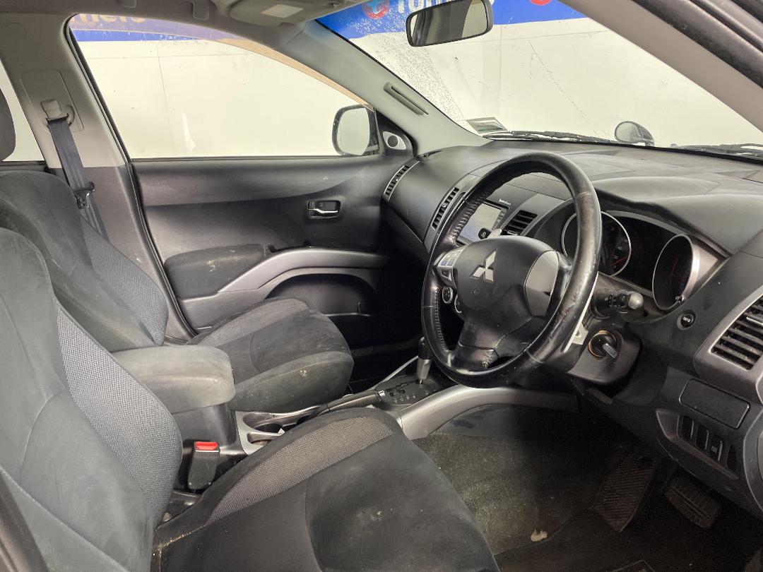 Photo '16' of Mitsubishi Outlander