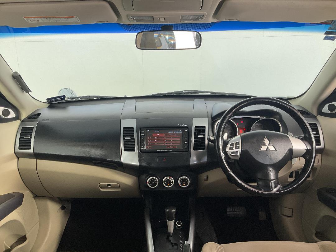 Photo '17' of Mitsubishi Outlander