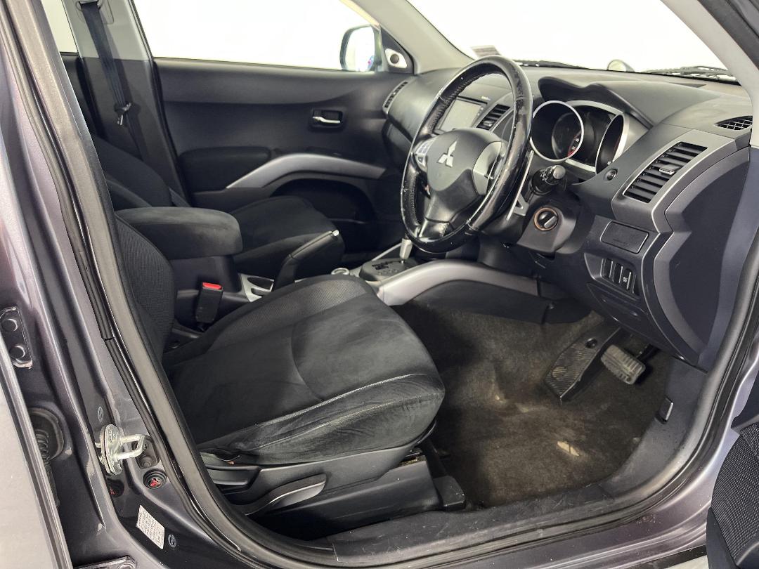 Photo '16' of Mitsubishi Outlander Photo '16' of Mitsubishi Outlander