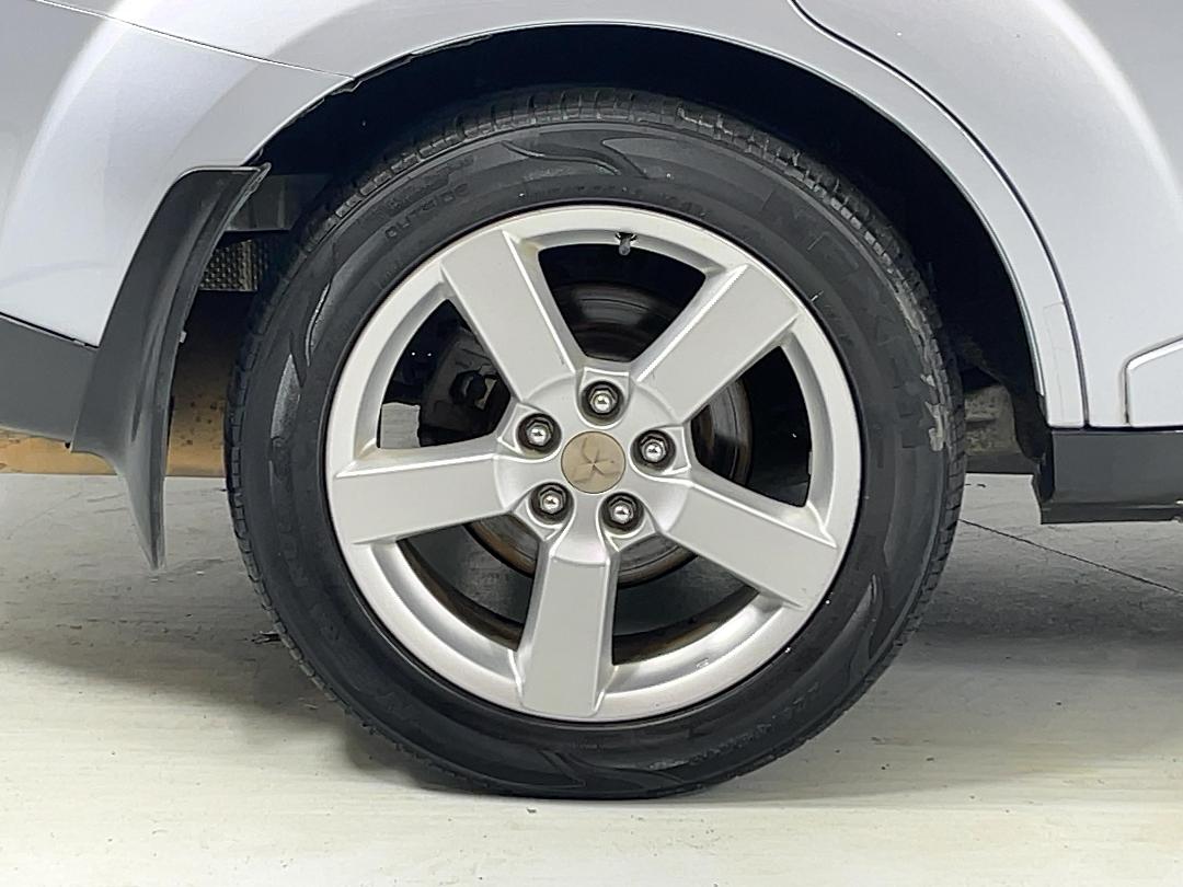 Photo '12' of Mitsubishi Outlander