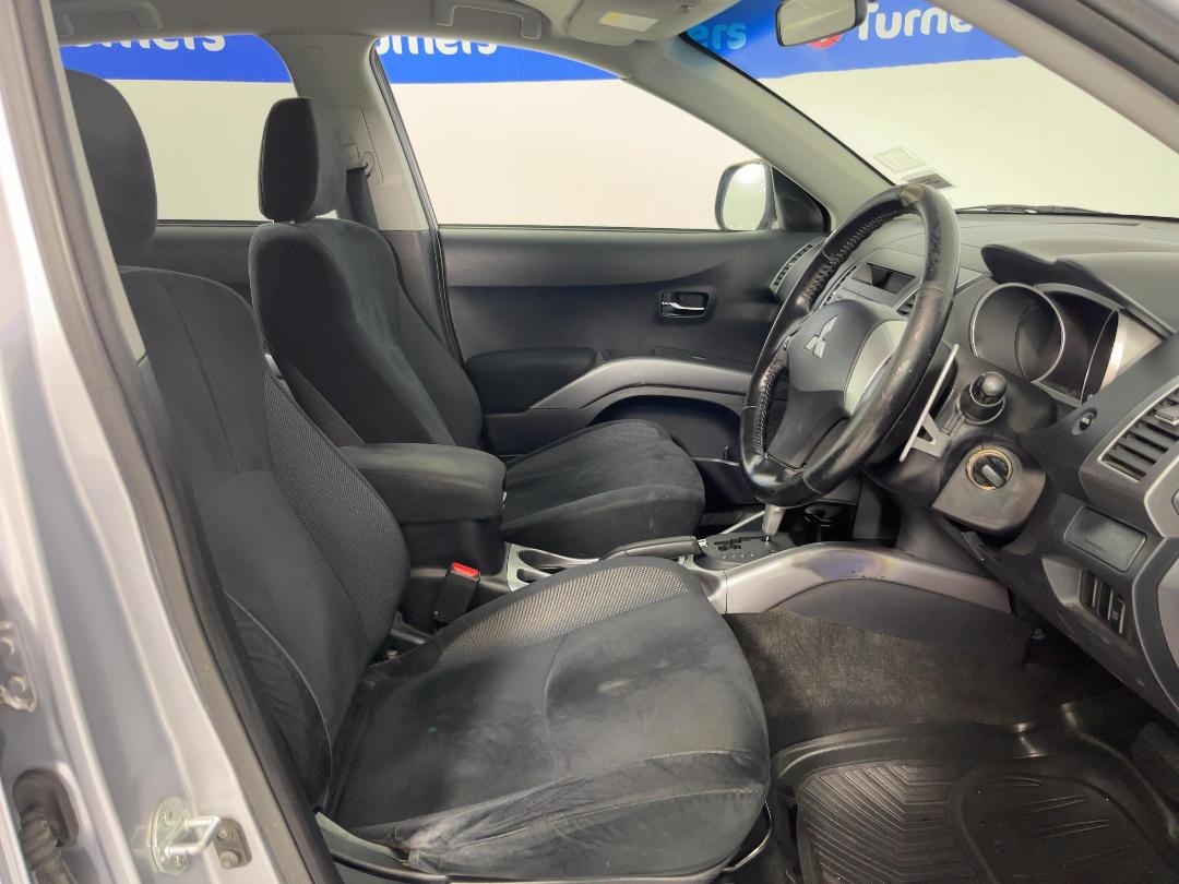 Photo '16' of Mitsubishi Outlander