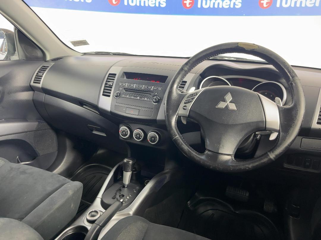 Photo '17' of Mitsubishi Outlander