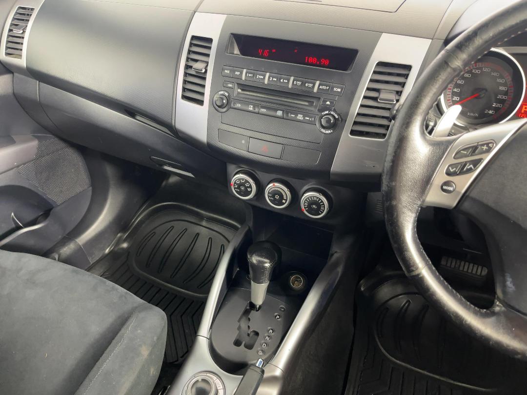 Photo '18' of Mitsubishi Outlander