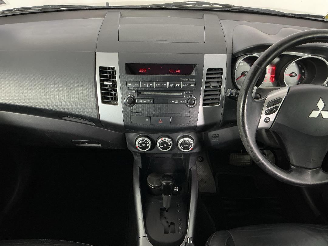 Photo '18' of Mitsubishi Outlander