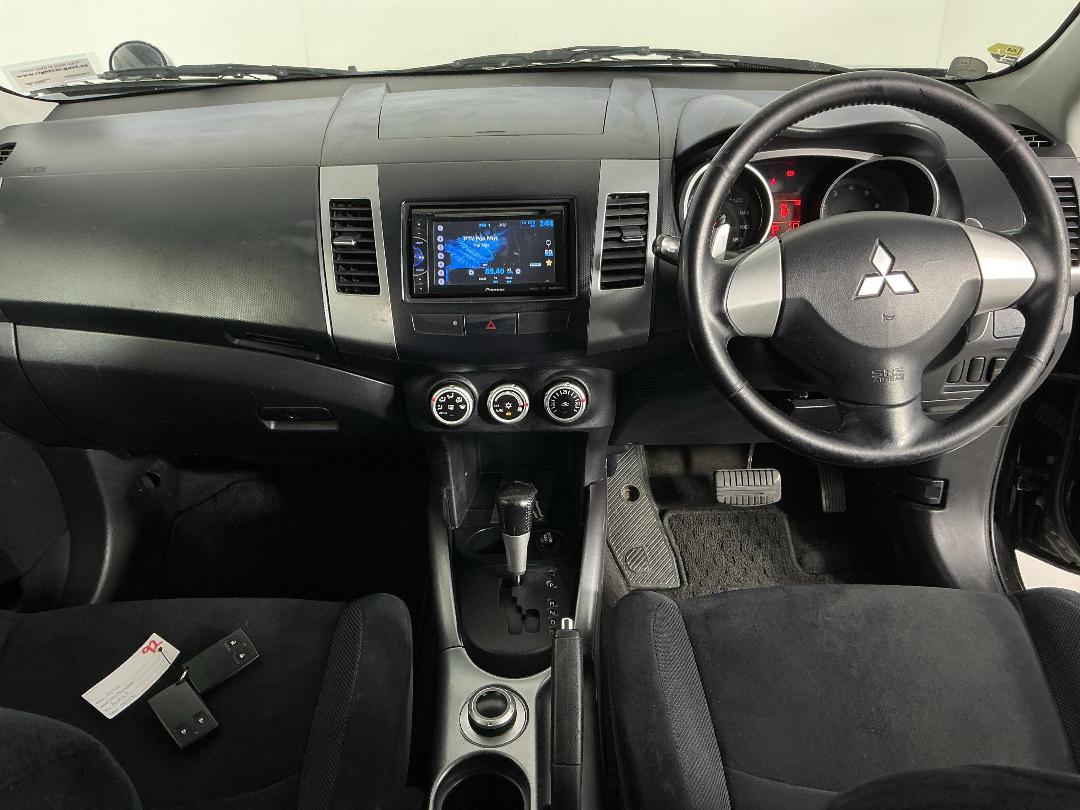 Photo '17' of Mitsubishi Outlander