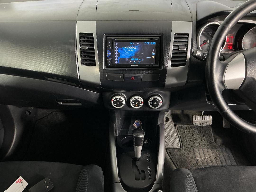 Photo '18' of Mitsubishi Outlander