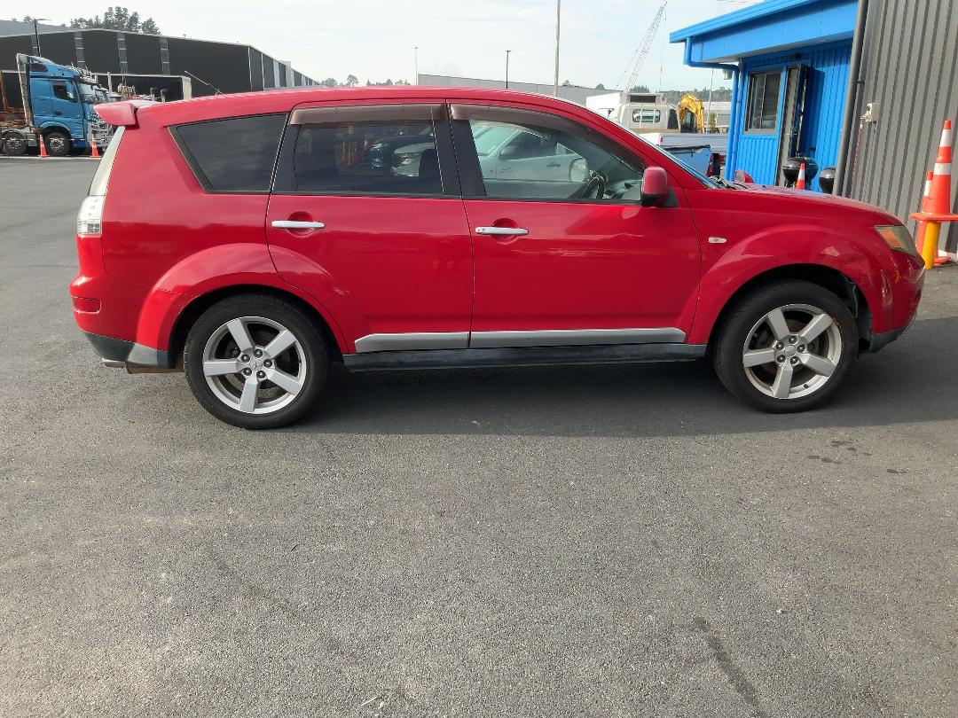 Photo '8' of Mitsubishi Outlander