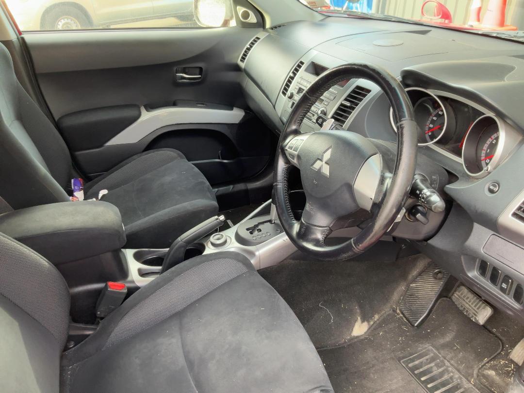 Photo '17' of Mitsubishi Outlander