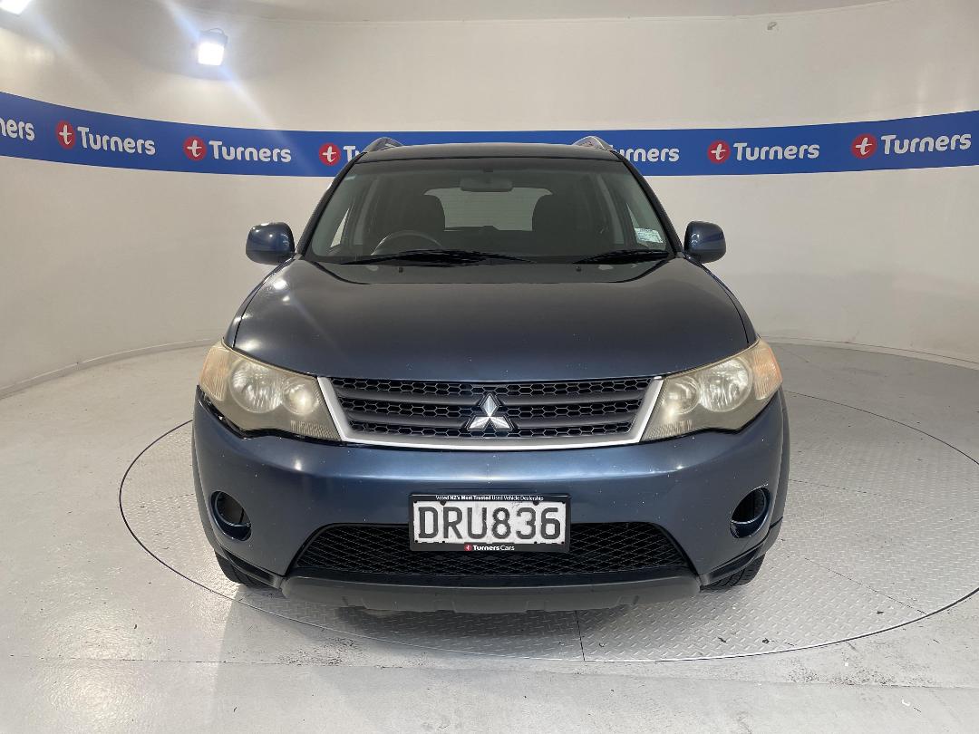 Photo '2' of Mitsubishi Outlander