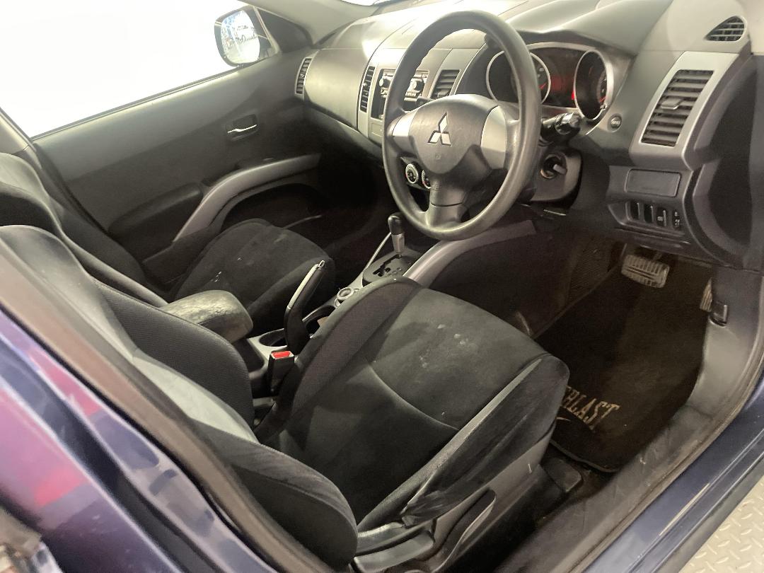 Photo '16' of Mitsubishi Outlander