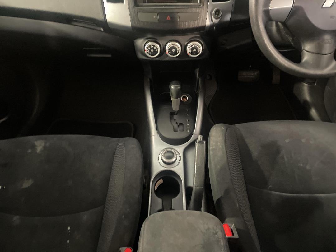 Photo '18' of Mitsubishi Outlander