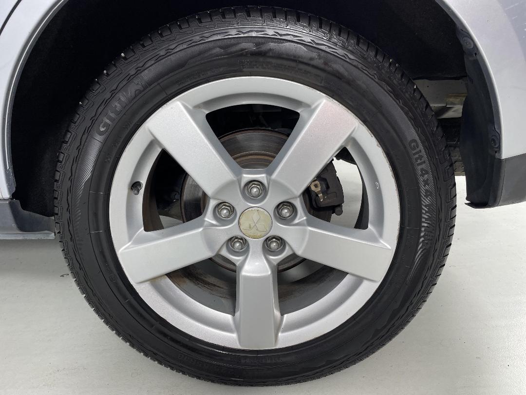 Photo '11' of Mitsubishi Outlander