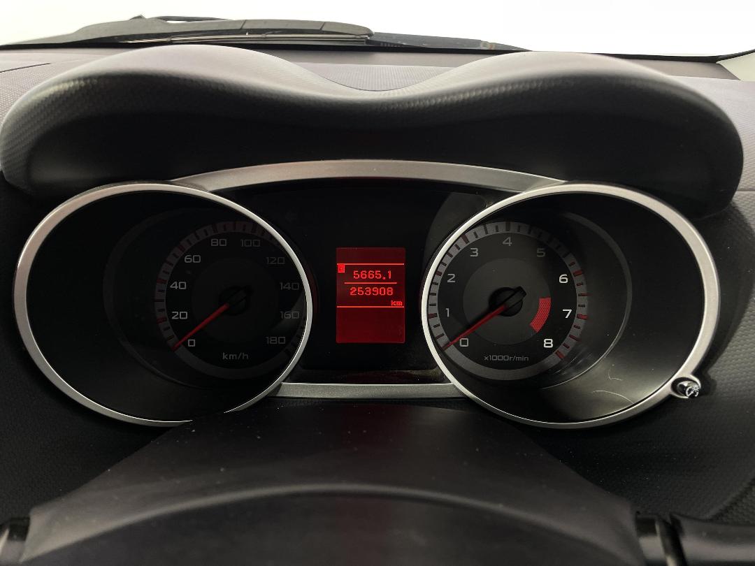 Photo '21' of Mitsubishi Outlander