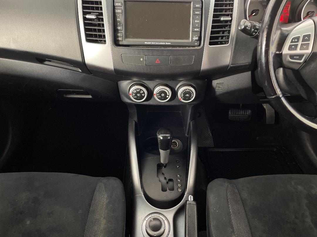 Photo '18' of Mitsubishi Outlander