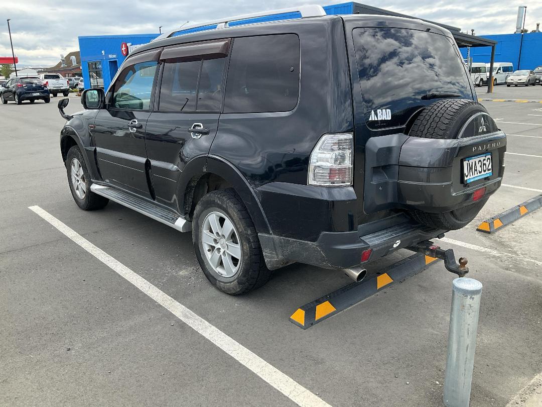 Photo '3' of Mitsubishi Pajero Photo '3' of Mitsubishi Pajero