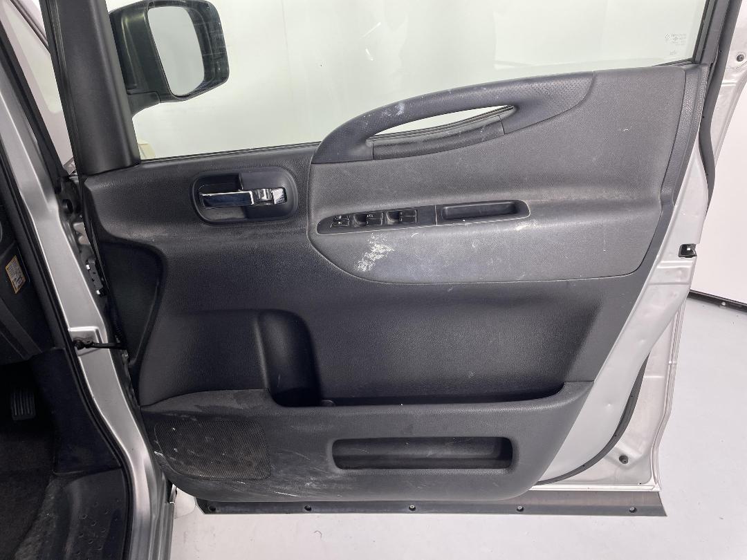 Photo '15' of Nissan Serena Photo '15' of Nissan Serena