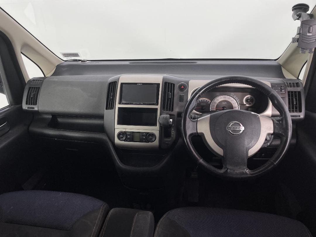 Photo '17' of Nissan Serena Photo '17' of Nissan Serena