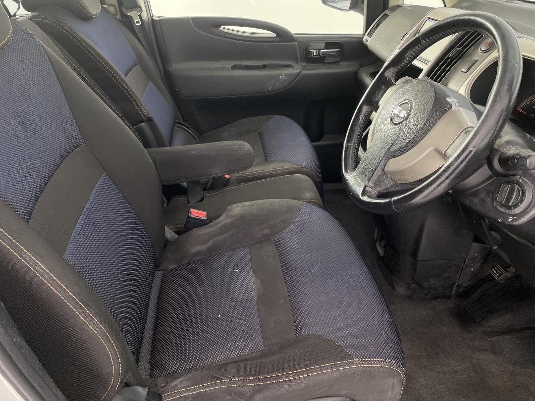 Photo '16' of Nissan Serena Photo '16' of Nissan Serena