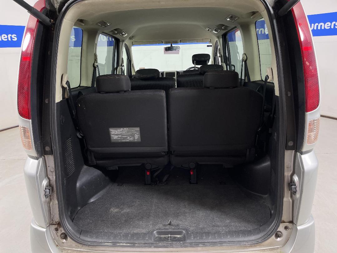 Photo '12' of Nissan Serena Highway Star Photo '12' of Nissan Serena Highway Star