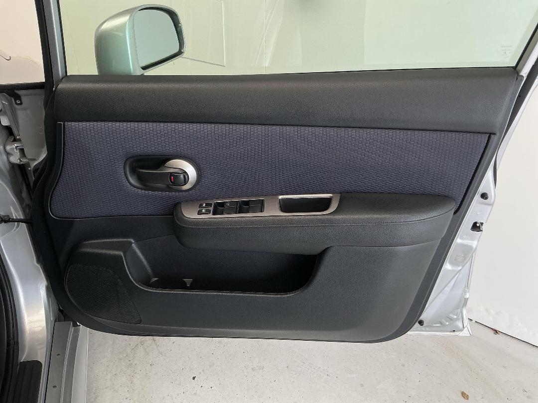 Photo '15' of Nissan Tiida