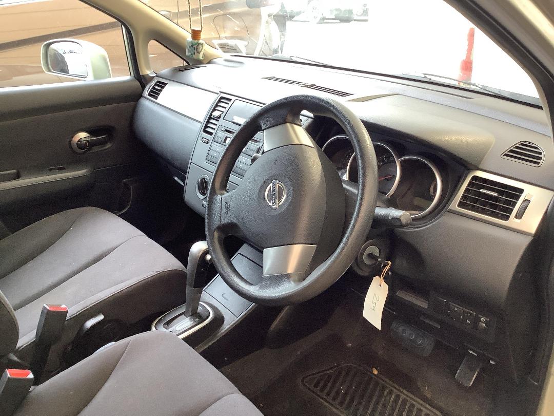 Photo '14' of Nissan Tiida ST Photo '14' of Nissan Tiida ST