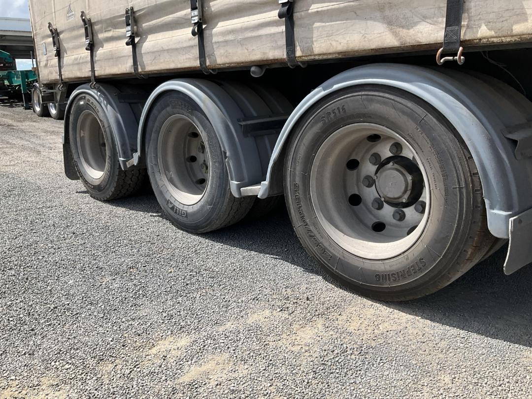 Photo '42' of ROADMASTER SG -3A-76B Curtainsider B-Train