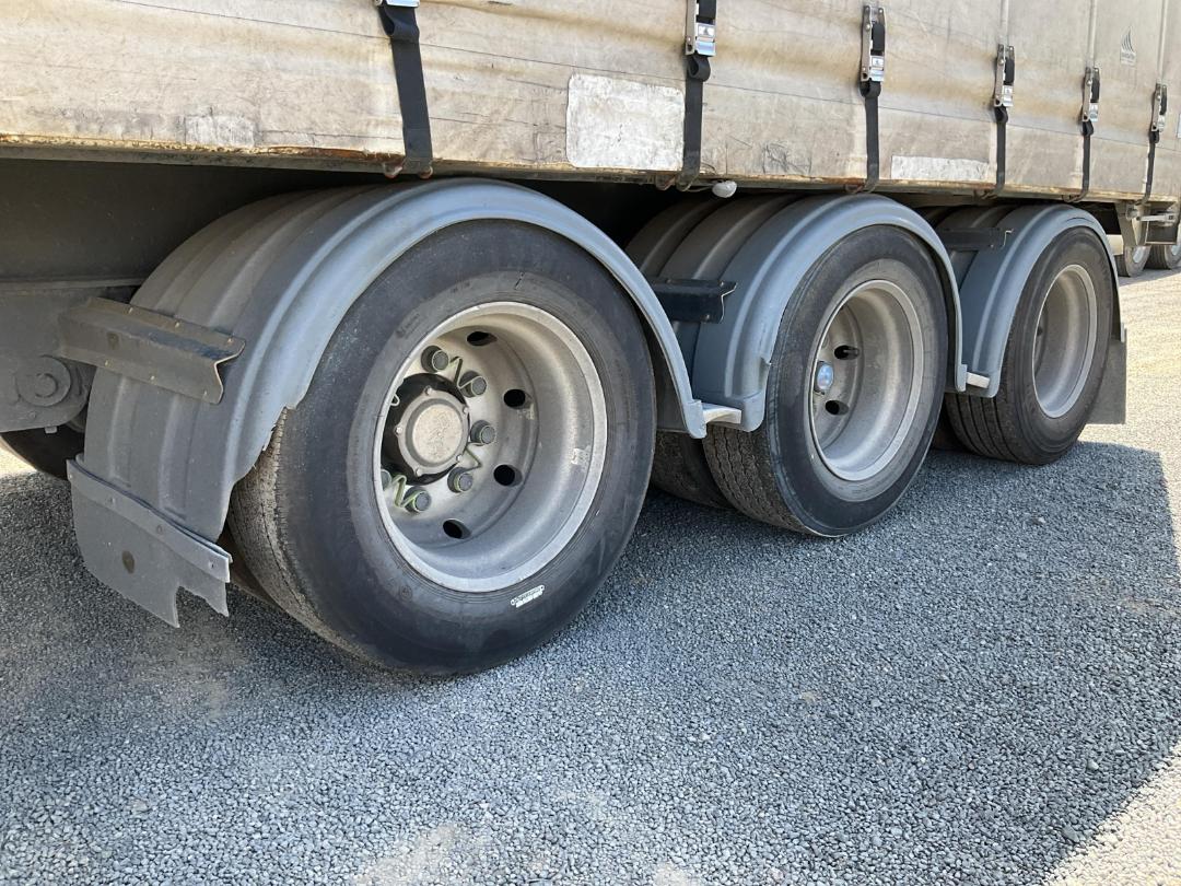 Photo '43' of ROADMASTER SG -3A-76B Curtainsider B-Train