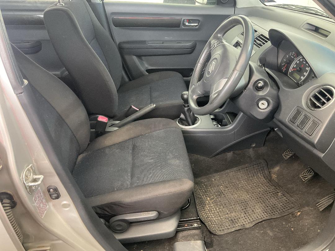 Photo '24' of Suzuki Swift Glxh