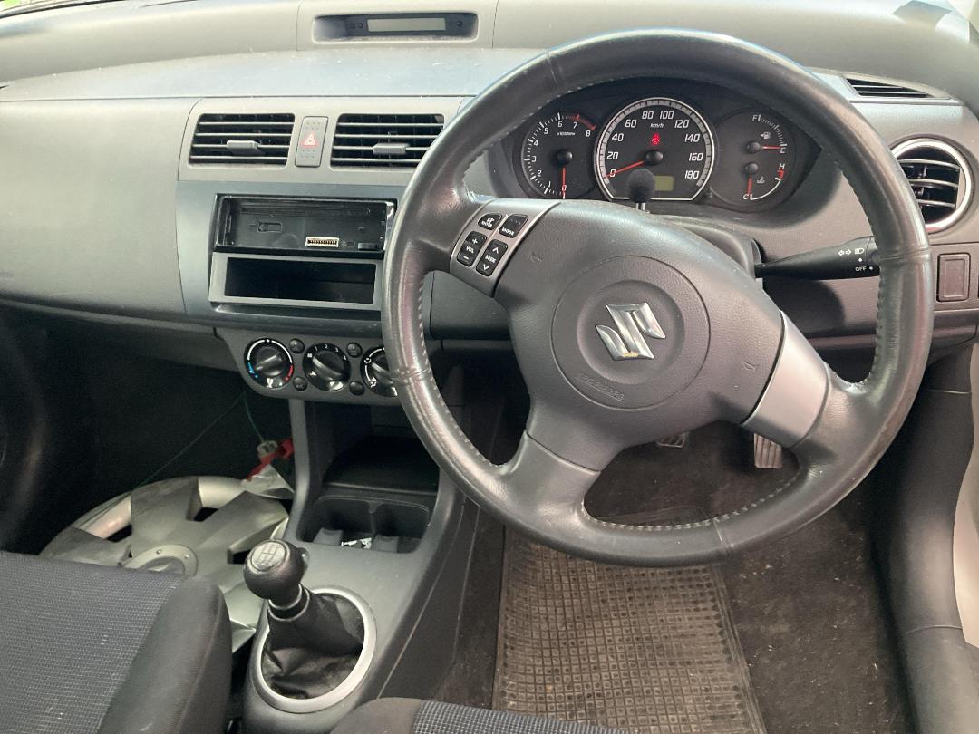 Photo '26' of Suzuki Swift Glxh