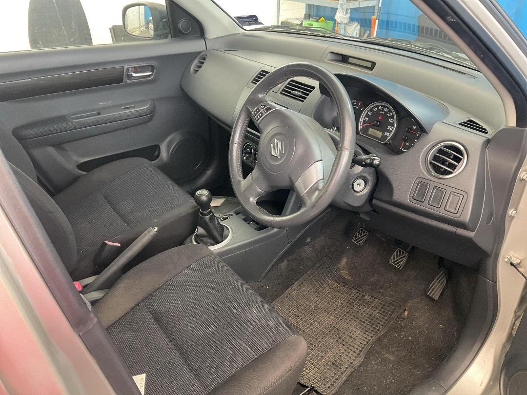 Photo '25' of Suzuki Swift Glxh