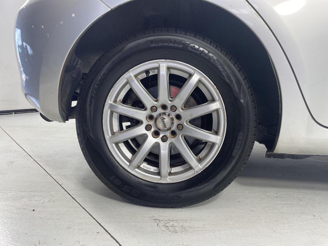 Photo '12' of Toyota Auris