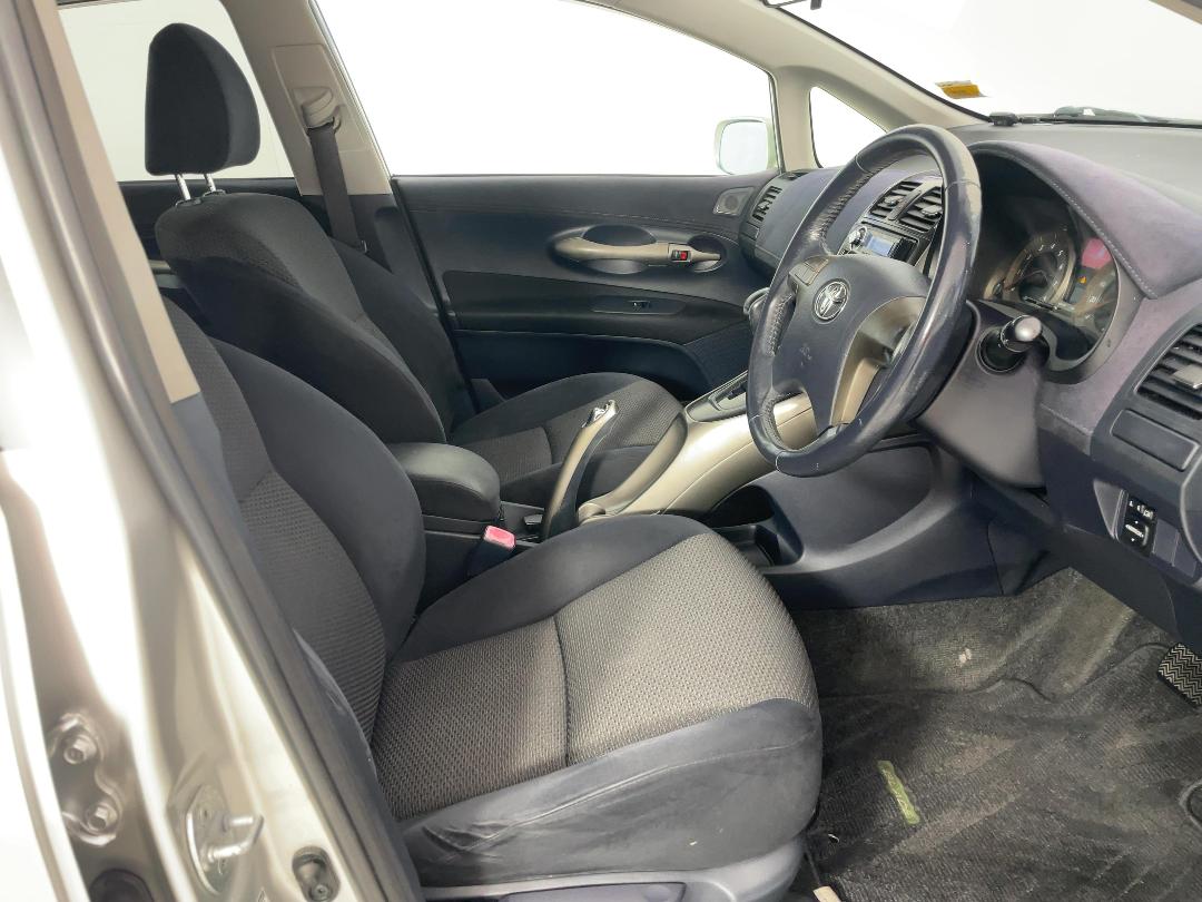 Photo '16' of Toyota Blade Photo '16' of Toyota Blade