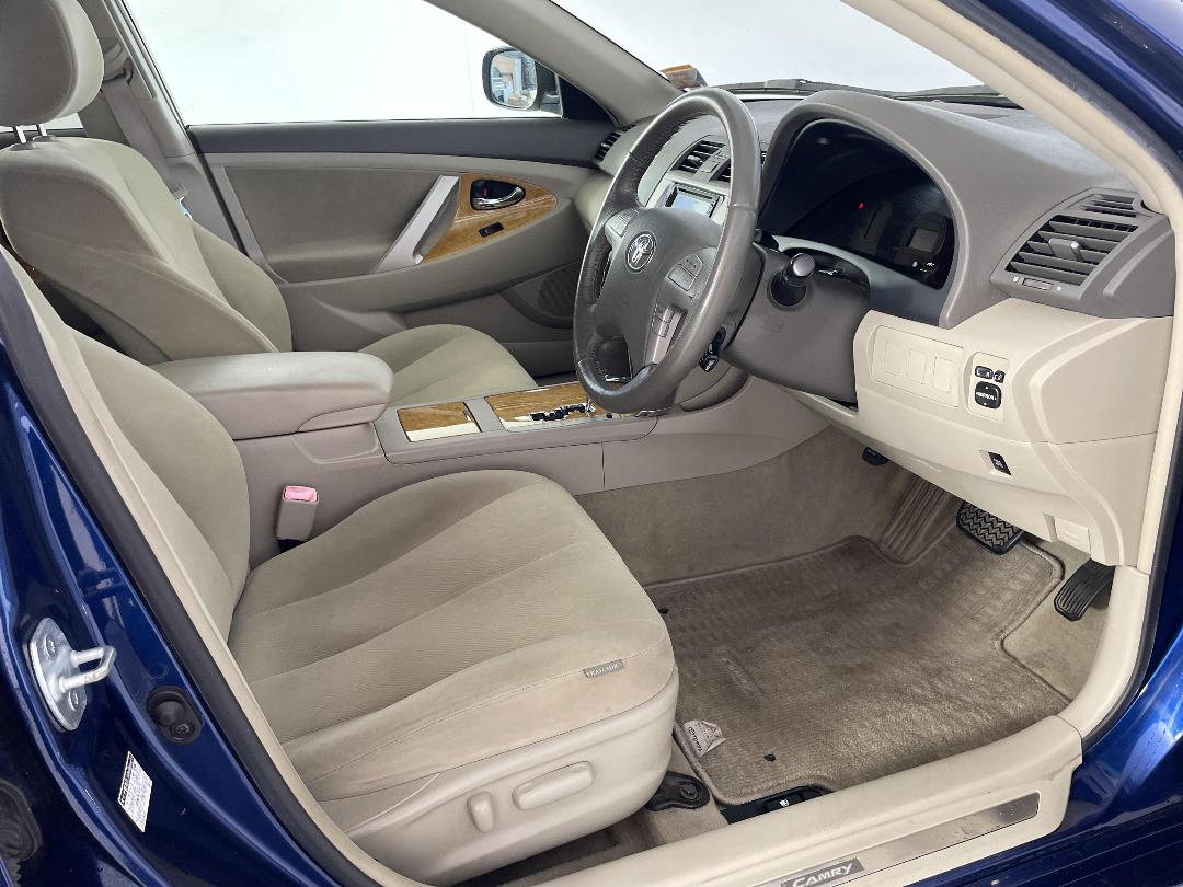 Photo '16' of Toyota Camry