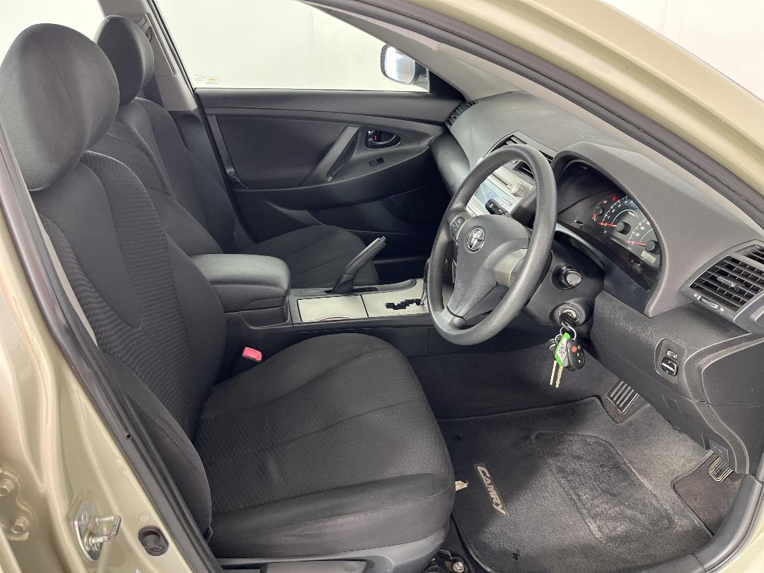 Photo '16' of Toyota Camry