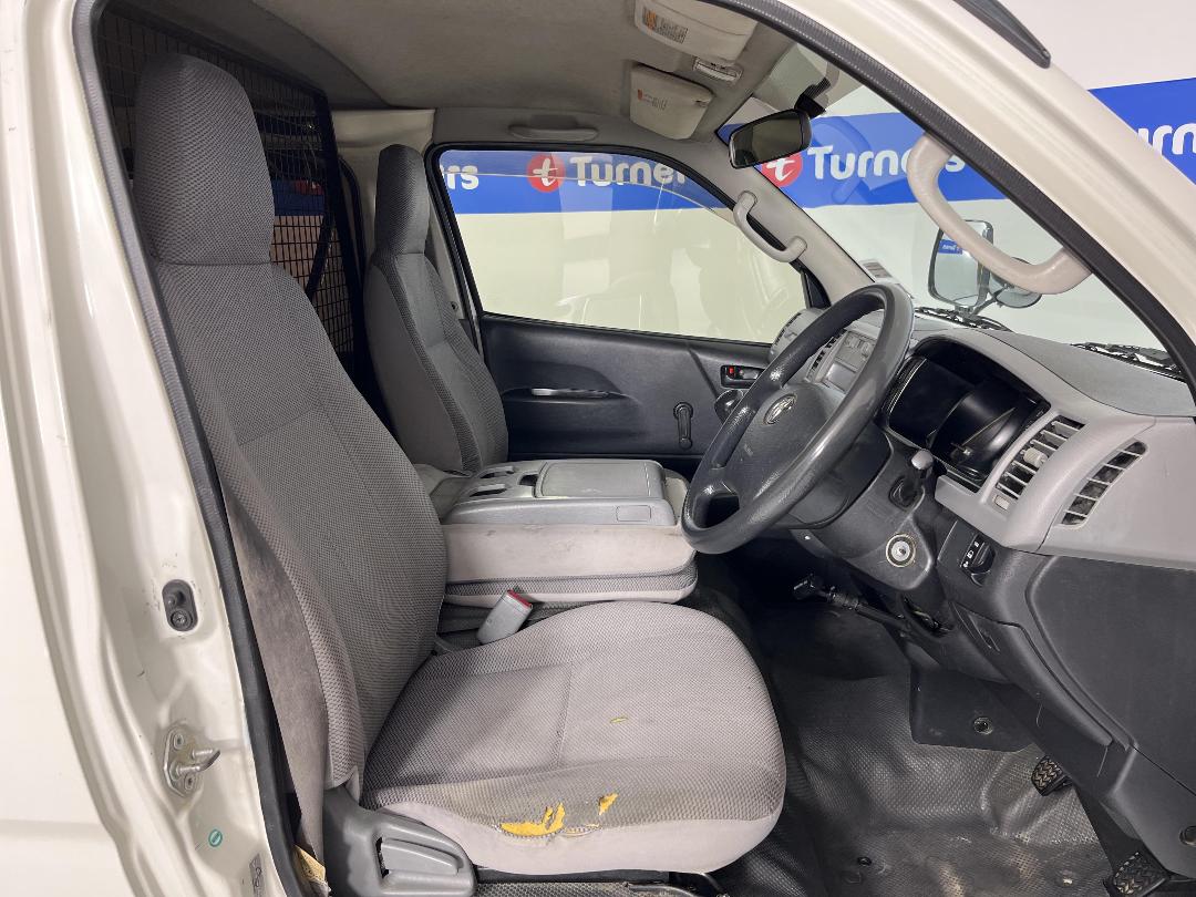 Photo '15' of Toyota Hiace Photo '15' of Toyota Hiace