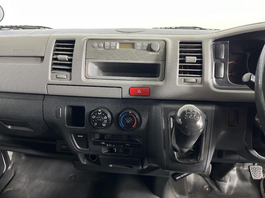 Photo '17' of Toyota Hiace Photo '17' of Toyota Hiace