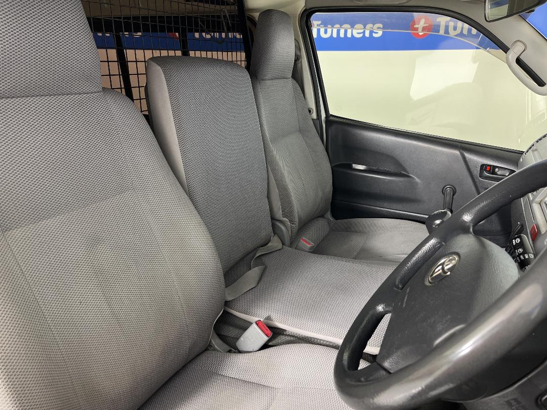 Photo '20' of Toyota Hiace Photo '20' of Toyota Hiace