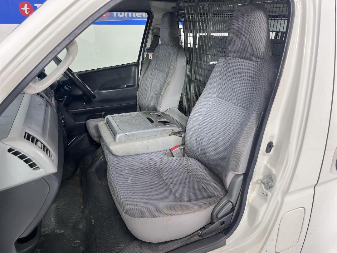 Photo '26' of Toyota Hiace Photo '26' of Toyota Hiace