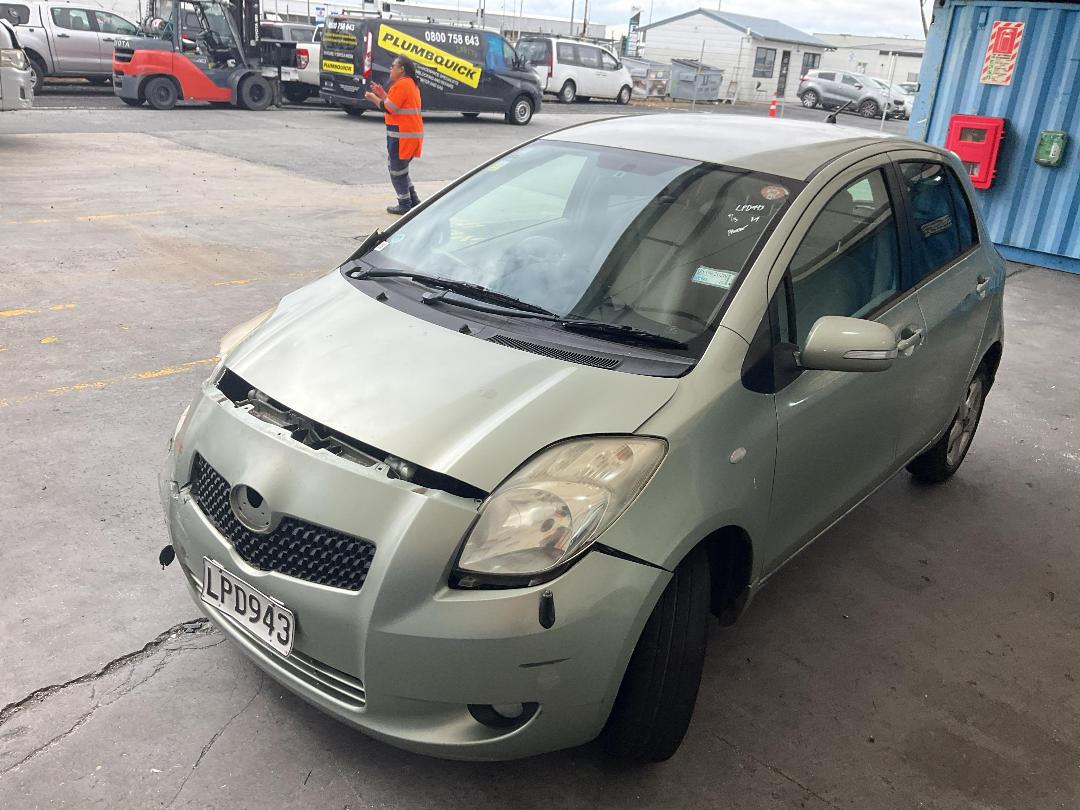 Photo '6' of Toyota Vitz