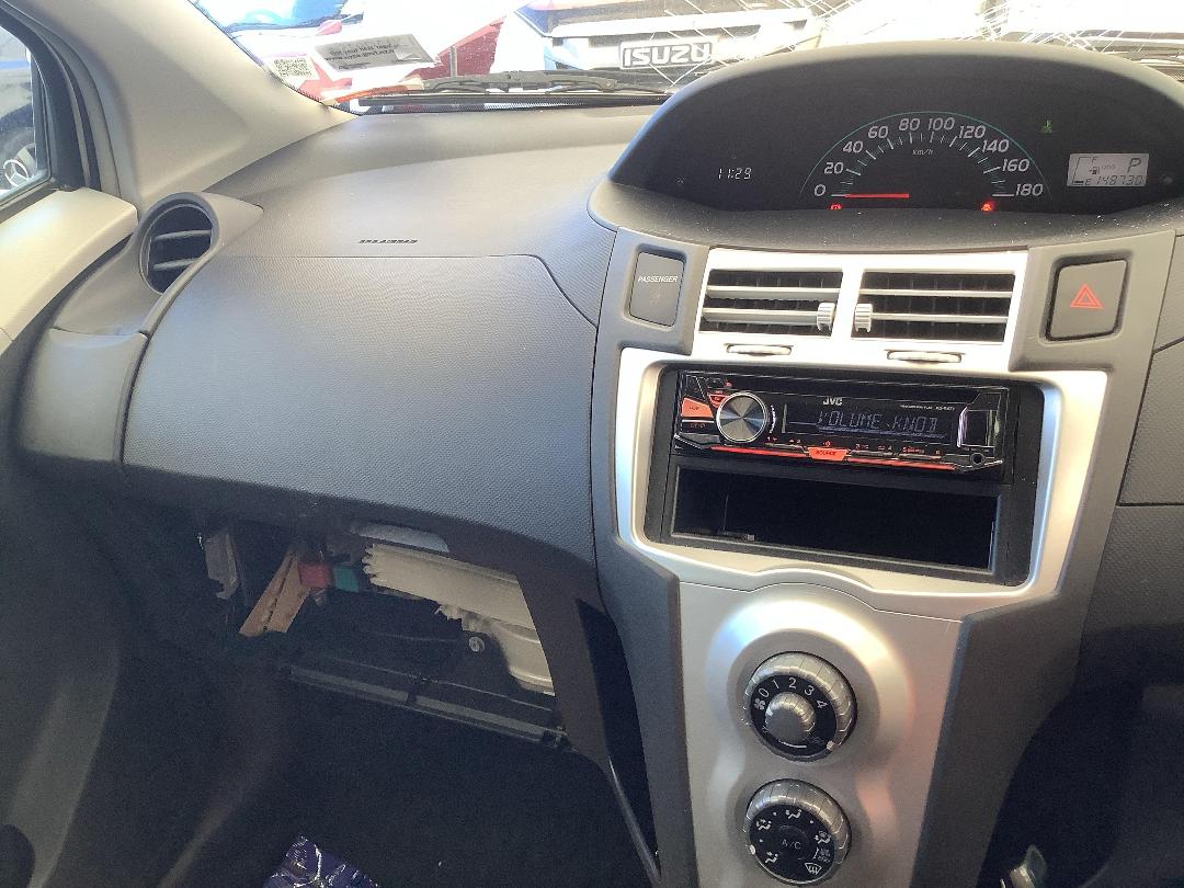 Photo '17' of Toyota Vitz Photo '17' of Toyota Vitz