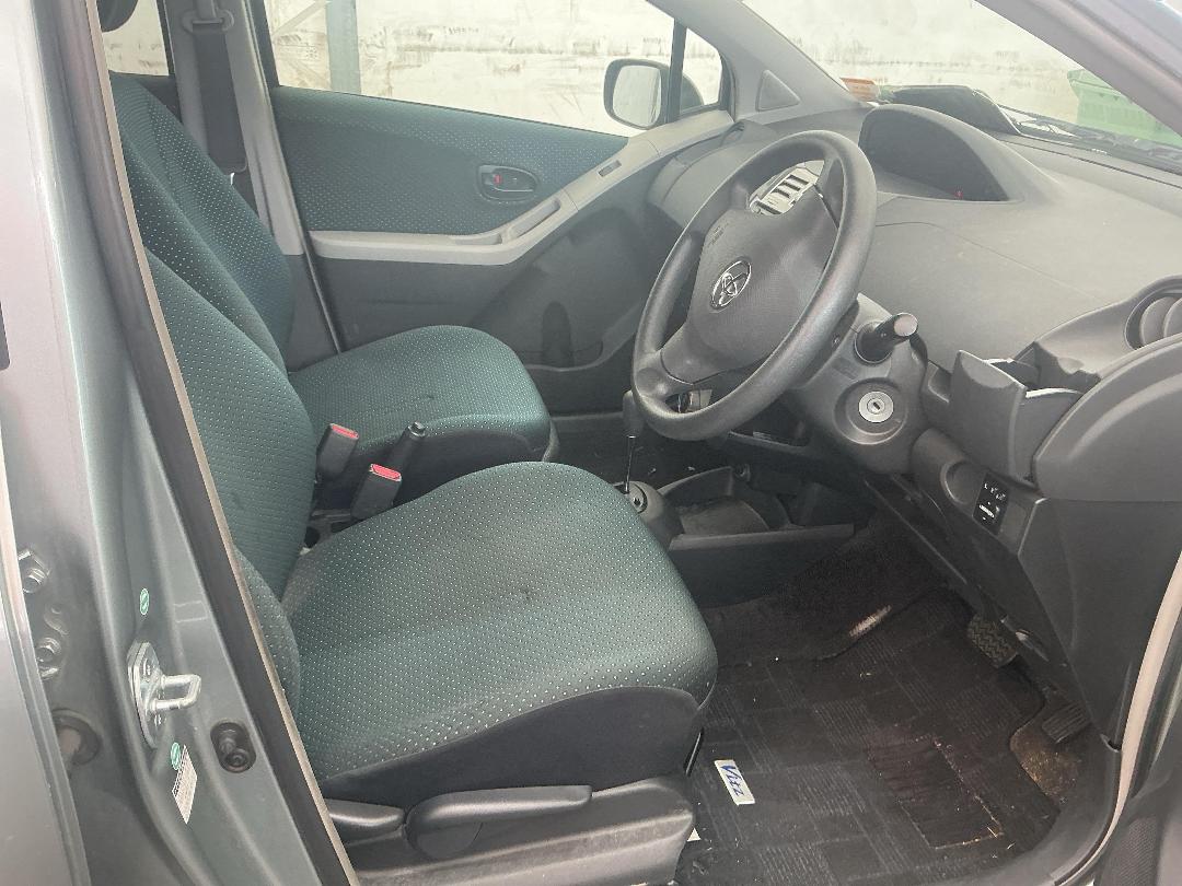 Photo '15' of Toyota Vitz Photo '15' of Toyota Vitz