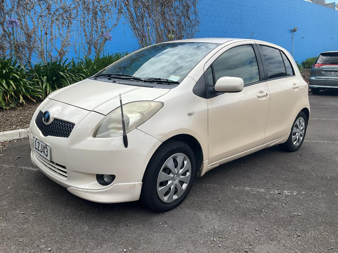 Photo '2' of Toyota Vitz