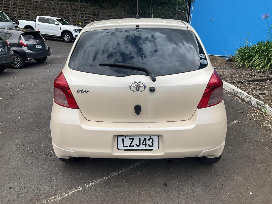 Photo '7' of Toyota Vitz