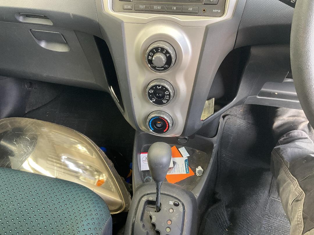 Photo '25' of Toyota Vitz