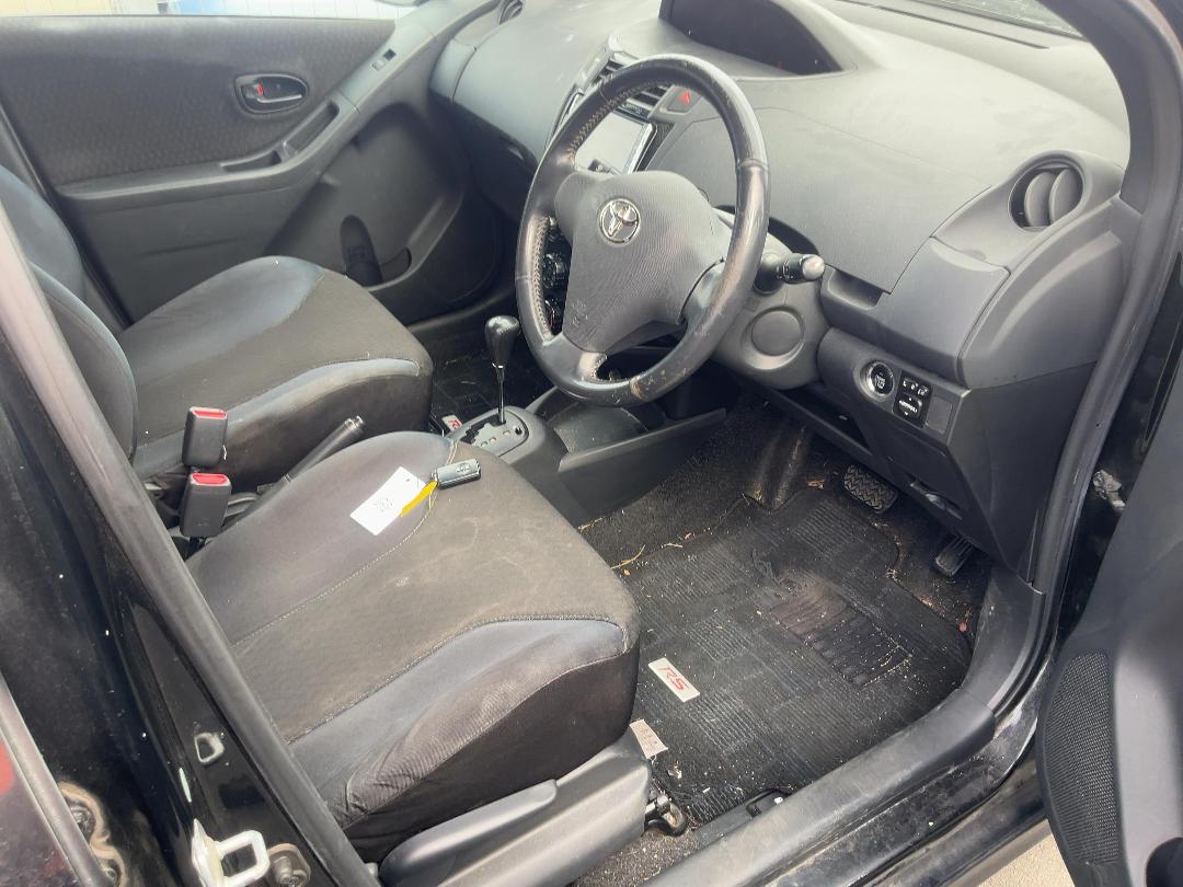 Photo '11' of Toyota Vitz